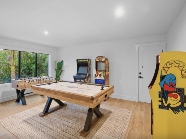 Custom Luxury Home 7 minute walk to beach and South Village